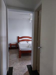 卡达斯诺瓦斯Aguas Quentes 601-B的一间卧室配有一张床,一扇门通往房间