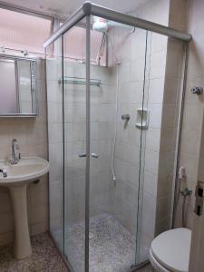 卡达斯诺瓦斯Aguas Quentes 601-B的带淋浴、卫生间和盥洗盆的浴室