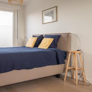 屈尔内Gasthuis 20 verdiep 2的一间卧室配有蓝色和黄色枕头的床