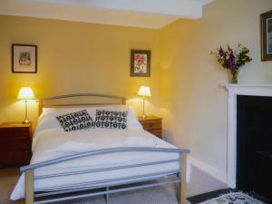 盖特豪斯厄夫弗利特利特尔宝兰德酒店的一间卧室配有一张床和一个壁炉