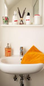 屈尔内Gasthuis 20 verdiep 2的浴室水槽配有镜子和毛巾