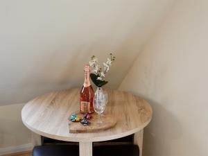 沃克沃斯The Studio的一张桌子,上面放着一瓶葡萄酒和一杯