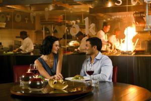 迪拜迪拜罗塔纳大厦酒店的坐在餐厅桌子上的男女