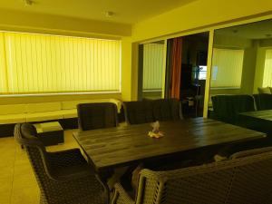 科济诺Yellow Cube的一间带木桌和椅子的用餐室