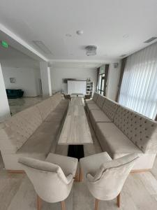 百乐费利克斯Majestic Boutique Hotel的一个带两把椅子的房间的大沙发