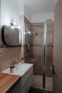 布鲁瓦Le petit rempart - Appt lumineux 2pers au coeur de Blois的带淋浴和白色盥洗盆的浴室