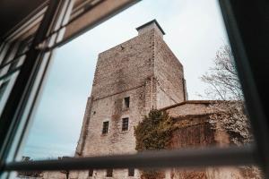 布鲁瓦Le petit rempart - Appt lumineux 2pers au coeur de Blois的享有高砖塔的窗户景色