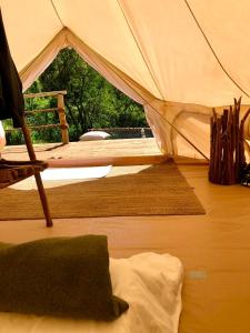 埃拉Ella Retreat Glamping Bell Tent For Nature Lovers的一个带地毯和椅子的帐篷