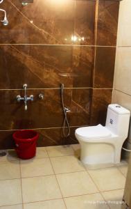 阿提贡迪Kurinji Inn的一间带卫生间和红色桶的浴室