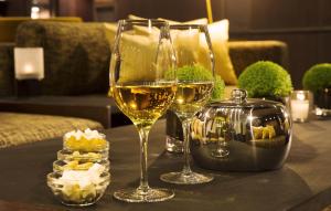 巴黎Hotel Villa Saxe Eiffel的桌子上坐着两杯白葡萄酒