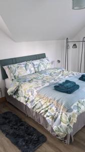 贝尔法斯特Cosy 2 Bedroom Coach House的床上有毯子和枕头