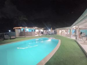 卡佩斯特La Rose du Bresil Marie-Galante的夜晚的游泳池,灯光蓝色