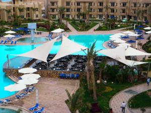 艾因苏赫纳Grand Ocean El Sokhna的享有带遮阳伞的度假村游泳池的空中景致