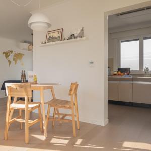 屈尔内Gasthuis 20 verdiep 2的厨房配有木桌和两把椅子