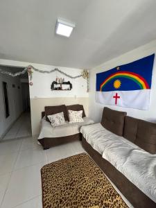 卡鲁阿鲁Apartamento 3 Bairro Boa Vista 1 Caruaru-PE的客厅配有沙发和墙上的旗帜