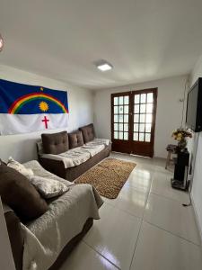 卡鲁阿鲁Apartamento 3 Bairro Boa Vista 1 Caruaru-PE的带沙发和彩虹旗的客厅