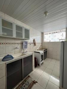 卡鲁阿鲁Apartamento 3 Bairro Boa Vista 1 Caruaru-PE的厨房配有水槽和冰箱