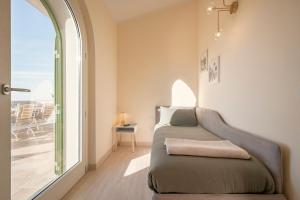 圣温琴佐Villa Teti的客厅设有靠窗的沙发