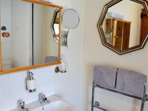 利扎尔德Skyber Cottage的一间带水槽和镜子的浴室