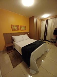 巴西利亚Lindo Flat em resort silencioso e aconchegante的一间卧室,卧室内配有一张大床