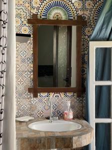 索维拉索维拉社交旅游青年旅舍的一间带水槽和镜子的浴室