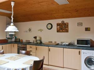 莫法特Dye Mill Cottage的厨房配有桌子和台面