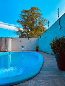 拉古纳Rest house的庭院里的一个大型蓝色游泳池