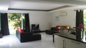象岛The Terrace, spacious 3 bedroom luxury pool villa的带沙发、桌子和电视的客厅