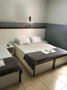 圣保罗Hotel sany - Localizado à 5 minutos do Metrô Paulista的一间卧室配有一张床,上面有两条毛巾