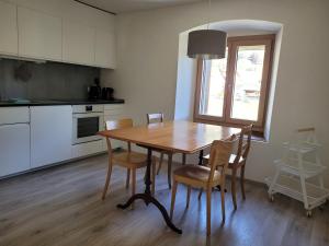 LenzFerienwohnung PARDI的厨房配有木桌和椅子