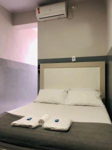 圣保罗Hotel sany - Localizado à 5 minutos do Metrô Paulista的一间卧室配有一张床,上面有两条毛巾