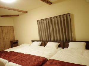日本海夕日ヴィラOne Story的卧室内两张并排的床