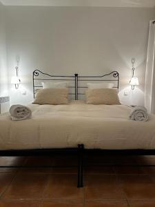 索马讷-德沃克吕兹Escale détente - Résidence 4* au sein d'un Golf的一张白色的床,上面有两盏灯