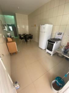 乌巴雅拉Apuama Hostel的厨房配有炉灶、冰箱和桌子