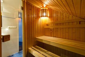 伏尔塔瓦河畔利普诺里普诺湖度假酒店的浴室里设有光线充足的木制桑拿浴室
