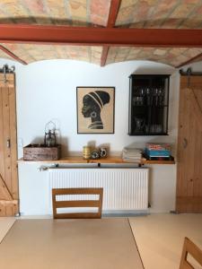 SundstrupPorshus Ferielejlighed的厨房拥有白色的墙壁和木制天花板
