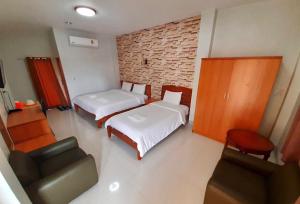 南府潘提普酒店的小房间设有两张床和椅子