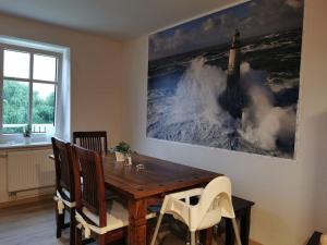 卡珀尔恩Ostseeblick im Andersenhof的一间用餐室,配有一张桌子和一幅火箭的照片