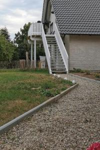 卡珀尔恩Ostseeblick im Andersenhof的白色楼梯通往房子的房子
