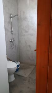 波多诺伏BEM VINDOS A KASA的一间带卫生间和淋浴的浴室
