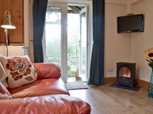 Hoel-galedTy Newydd Cottage的带沙发和壁炉的客厅