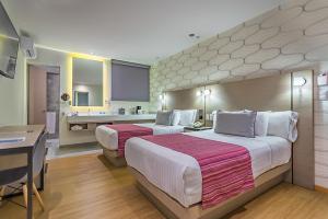 墨西哥城Kali Ciudadela Mexico City的酒店客房带两张床和厨房