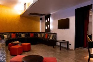 罗马迪罗马瑞丽酒店的带沙发和电视的等候室