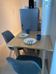 圣费尔南多Amenity View Studio Azure North的一张桌子,上面有蓝色的椅子和盘子