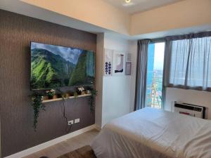 圣费尔南多Amenity View Studio Azure North的一间卧室设有一张床和一个大窗户