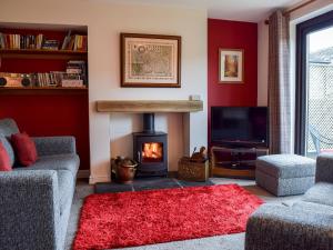 凯特尔韦尔Fell View的客厅设有壁炉和电视。