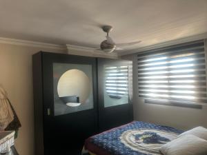 伊斯坦布尔Dlk İmmobilien的一间卧室配有一张床和一个带镜子的门
