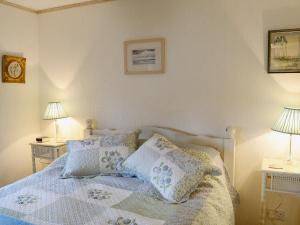 ScarfskerryLarachan的一间卧室配有一张带枕头的床和两盏灯。