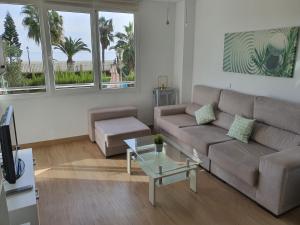 滨海罗克塔斯Primera línea playa的客厅配有沙发和桌子