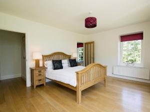 萨顿布里奇Curlew Barn的一间卧室设有一张床和两个窗户。